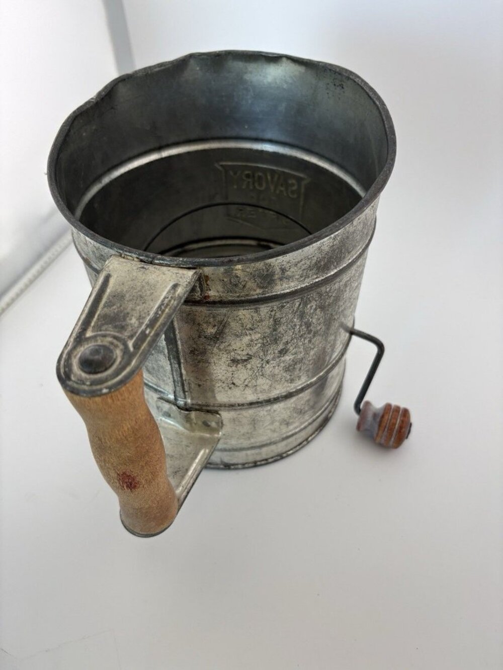 Savory 500 Metal Sifter 5 cups red wood handle & knob farmhouse country Vtg